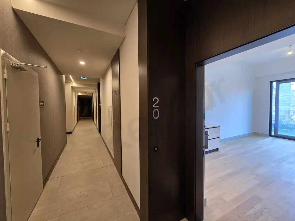 Şişli'deki modern bir rezidansın aydınlık ve geniş koridor görünümü.