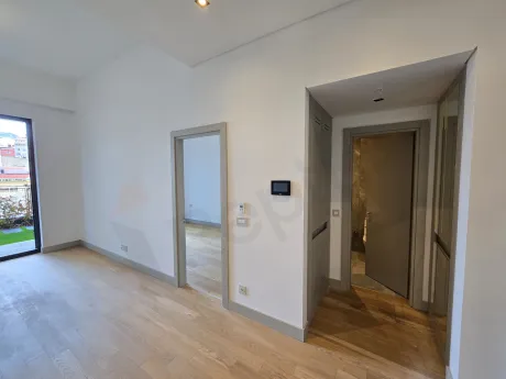 Modern bir daire içerisinde yer alan şık iç merdiven tasarımı.