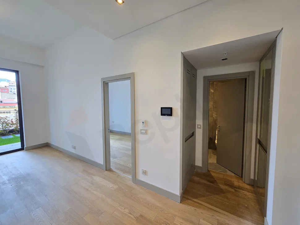 Modern bir daire içerisinde yer alan şık iç merdiven tasarımı.