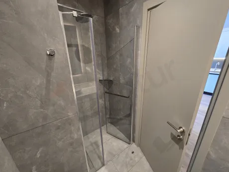 Modern ve şık bir rezidans dairesinin geniş banyo alanı görseli.