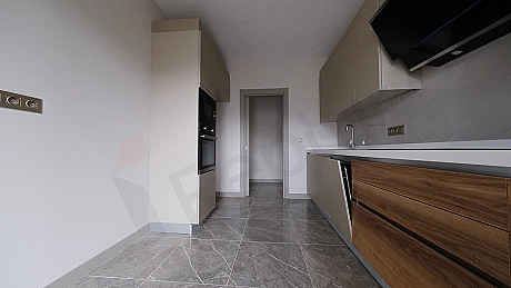 Topkapı'da Satılık Ara Kat (5. Kat) Kapalı Mutfaklı Geniş 2+1 Daire