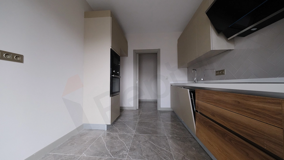 Topkapı'da Satılık Ara Kat (5. Kat) Kapalı Mutfaklı Geniş 2+1 Daire