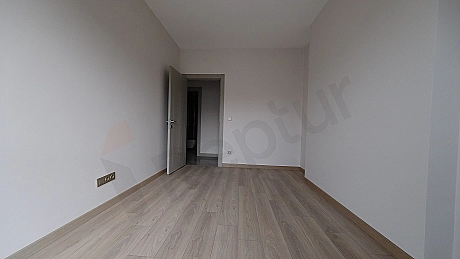 Topkapı'da Satılık Ara Kat (5. Kat) Kapalı Mutfaklı Geniş 2+1 Daire