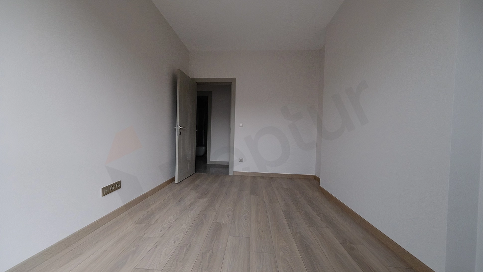 Topkapı'da Satılık Ara Kat (5. Kat) Kapalı Mutfaklı Geniş 2+1 Daire