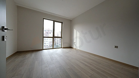 Topkapı'da Satılık Ara Kat (5. Kat) Kapalı Mutfaklı Geniş 2+1 Daire
