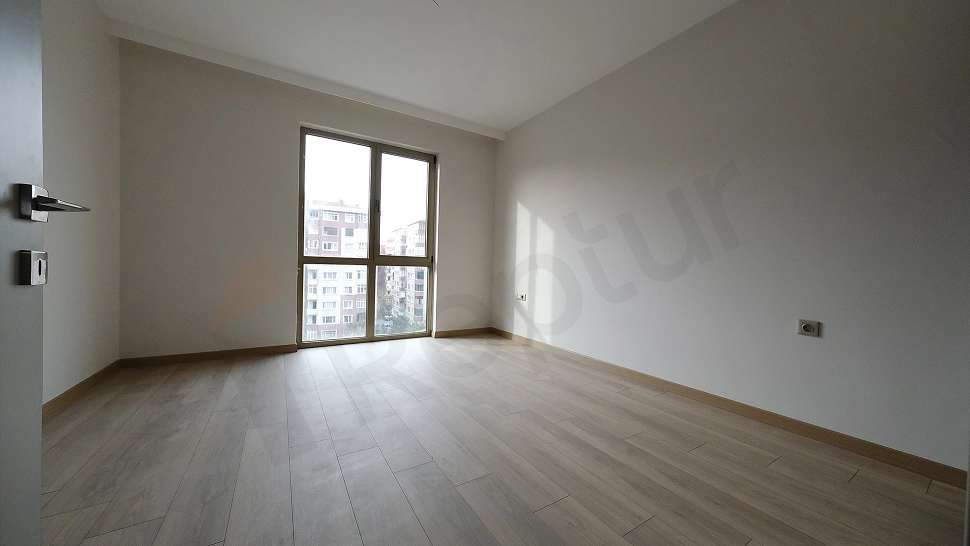 Topkapı'da Satılık Ara Kat (5. Kat) Kapalı Mutfaklı Geniş 2+1 Daire