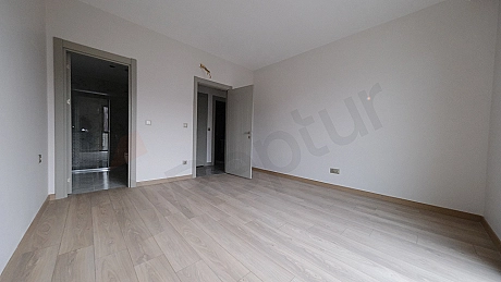 Topkapı'da Satılık Ara Kat (5. Kat) Kapalı Mutfaklı Geniş 2+1 Daire
