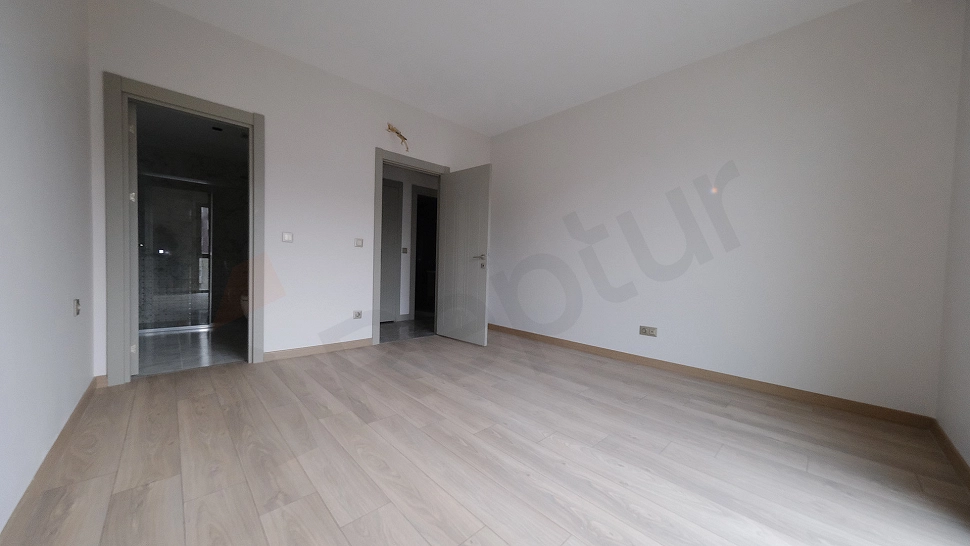 Topkapı'da Satılık Ara Kat (5. Kat) Kapalı Mutfaklı Geniş 2+1 Daire