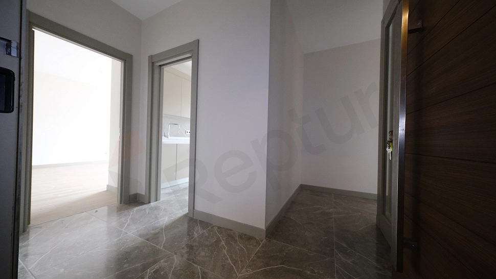 Topkapı'da Satılık Ara Kat (5. Kat) Kapalı Mutfaklı Geniş 2+1 Daire