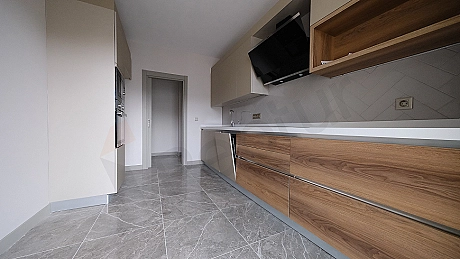 Topkapı'da Satılık Ara Kat (5. Kat) Kapalı Mutfaklı Geniş 2+1 Daire