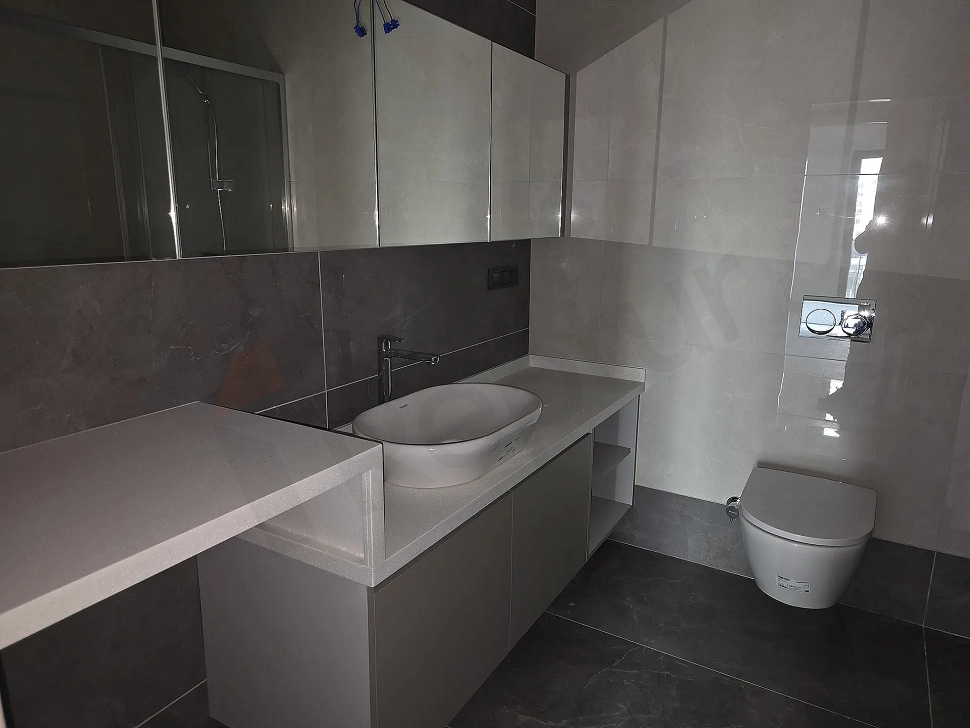 Modern tasarımlı, aydınlık ve ferah banyo görseli.