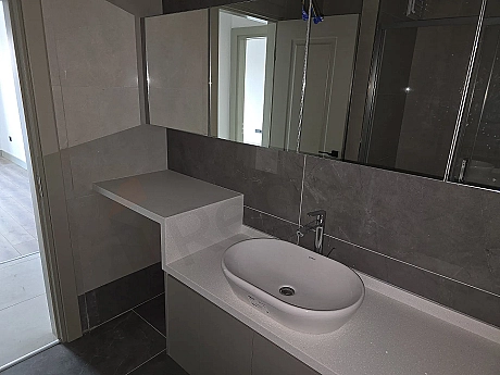 Modern tasarımlı banyo iç mekanı.