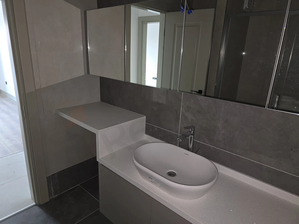 Modern tasarımlı banyo iç mekanı.
