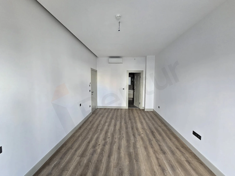 Modern tasarımlı yatak odası görseli.