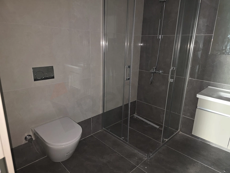 Aydınlık ve modern tasarımlı banyo.