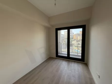 Modern ve geniş bir yatak odasının aydınlık iç mekan görünümü.