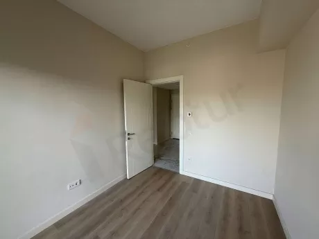 Gün ışığı alan, geniş ve ferah modern bir yatak odası görseli.