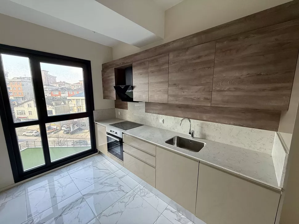 Modern tasarıma sahip, geniş ve aydınlık bir mutfak alanı.
