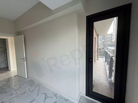 İstanbul Çekmeköy'deki modern bir dairenin şehir manzaralı geniş ve ferah balkonu.