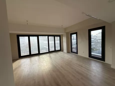 Çekmeköy'de yer alan 3+1 dairenin geniş ve modern oturma odası alanı.
