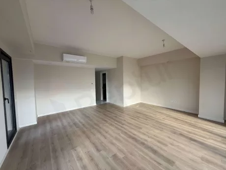Modern bir dairenin geniş, aydınlık ve ferah yemek odası alanı.