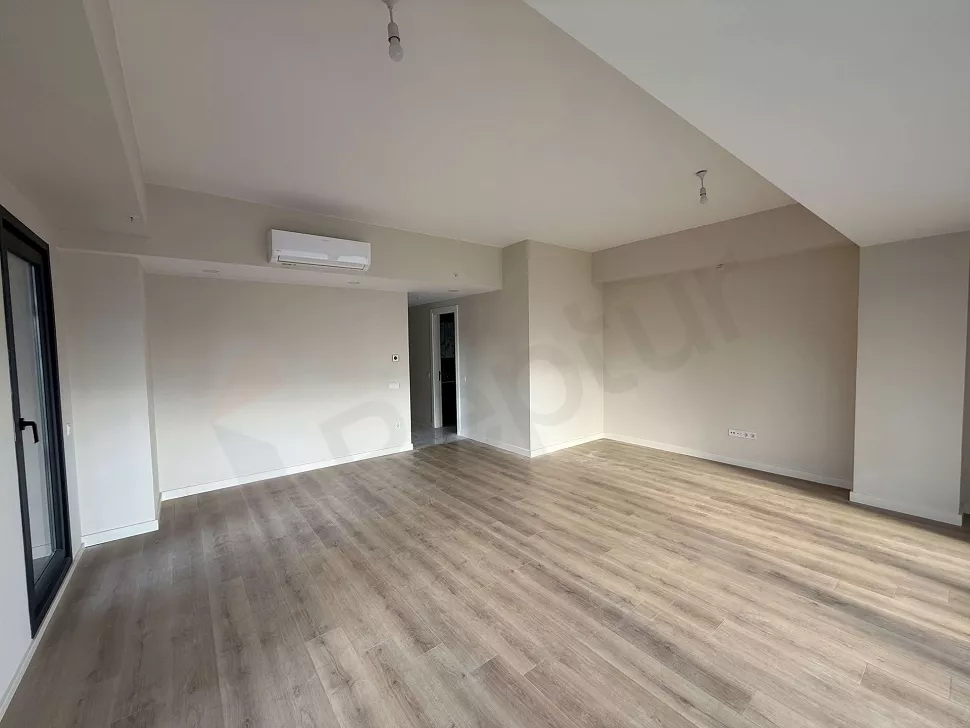 Modern bir dairenin geniş, aydınlık ve ferah yemek odası alanı.