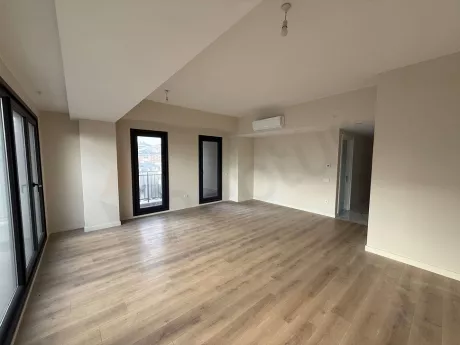 Modern bir dairenin geniş ve aydınlık yemek odası alanı.