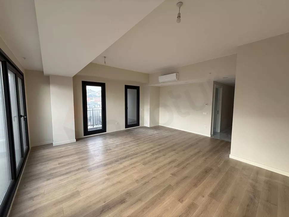 Modern bir dairenin geniş ve aydınlık yemek odası alanı.