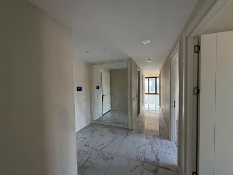 Modern ve geniş bir dairenin aydınlık koridor görünümü