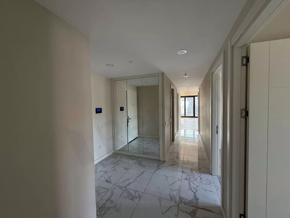 Modern ve geniş bir dairenin aydınlık koridor görünümü