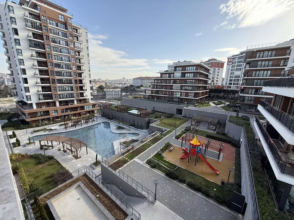 İstanbul Çekmeköy'de bir binadan görünen geniş panoramik şehir manzarası.