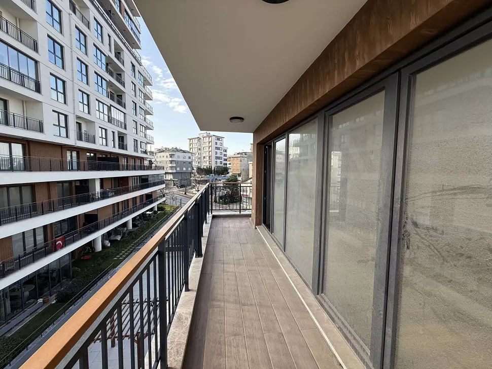 İstanbul Çekmeköy'de yer alan 3+1 dairenin şehir manzaralı balkonu.