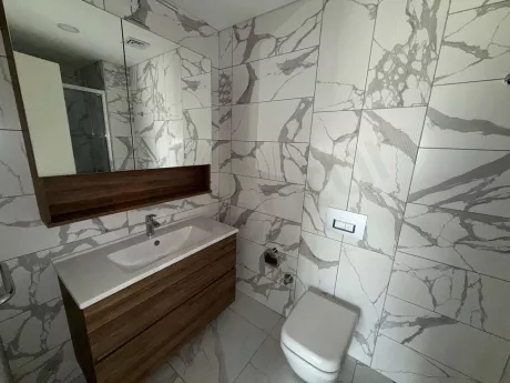 Modern tasarıma sahip, şık ve ferah bir banyo görünümü.
