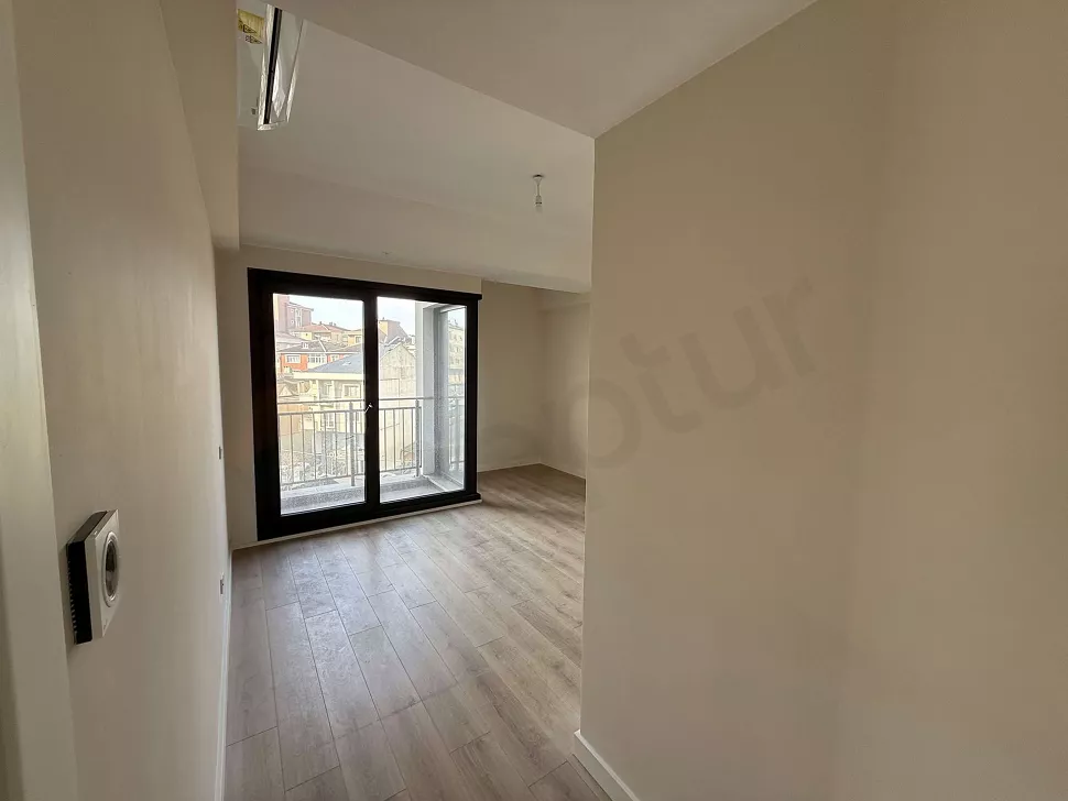 İstanbul Çekmeköy'de yer alan 3+1 dairenin geniş, aydınlık ve ferah yatak odası alanı.