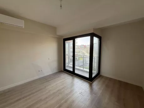 Şehir manzarasına sahip geniş ve ferah bir balkonun genel görünümü.