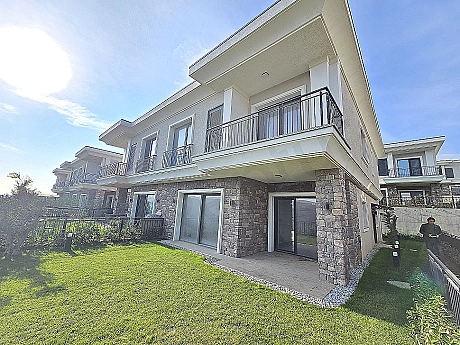 Başakşehir'de satılık villa bahçe alanı görüntüsü.