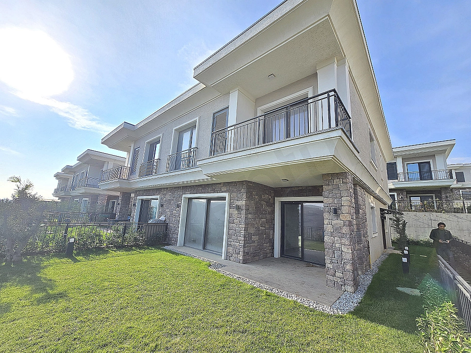 Başakşehir'de satılık villa bahçe alanı görüntüsü.