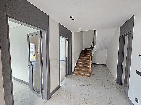 Villa giriş kapısı görseli.