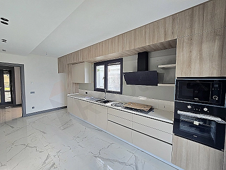 Modern tasarımlı, geniş ve aydınlık villa mutfak görseli.