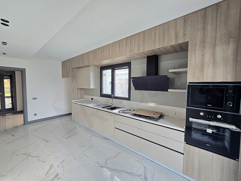 Modern tasarımlı, geniş ve aydınlık villa mutfak görseli.