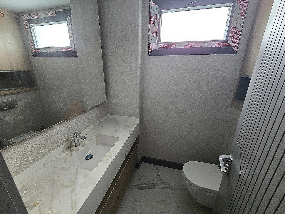 Modern tasarımlı banyo iç mekanı.