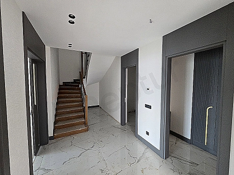 Villa giriş kapısı görseli.