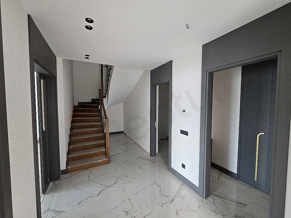Villa giriş kapısı görseli.