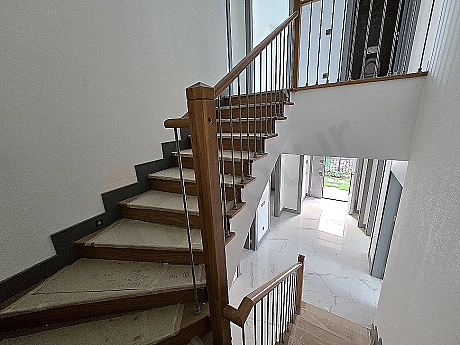 Başakşehir'de satılık eşyasız villa koridorunun iç görünümü.