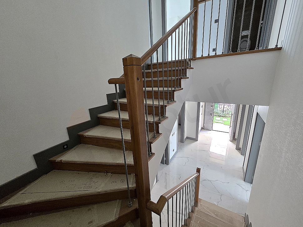 Başakşehir'de satılık eşyasız villa koridorunun iç görünümü.