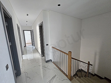 Geniş ve aydınlık villa koridoru iç mekan görüntüsü.