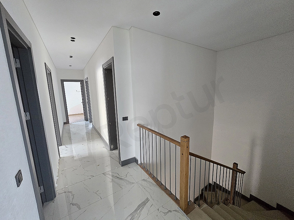 Geniş ve aydınlık villa koridoru iç mekan görüntüsü.