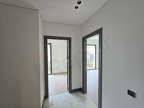 Başakşehir'de satılık villa koridor iç görünümü.