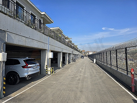 Açık otopark alanı fotoğrafı.