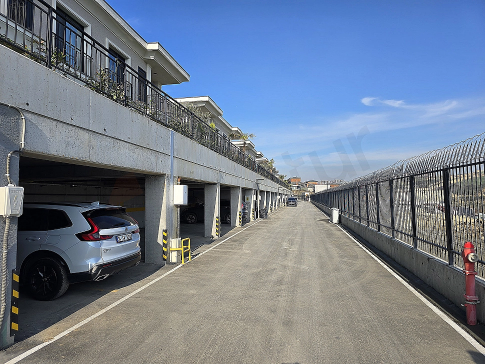 Açık otopark alanı fotoğrafı.
